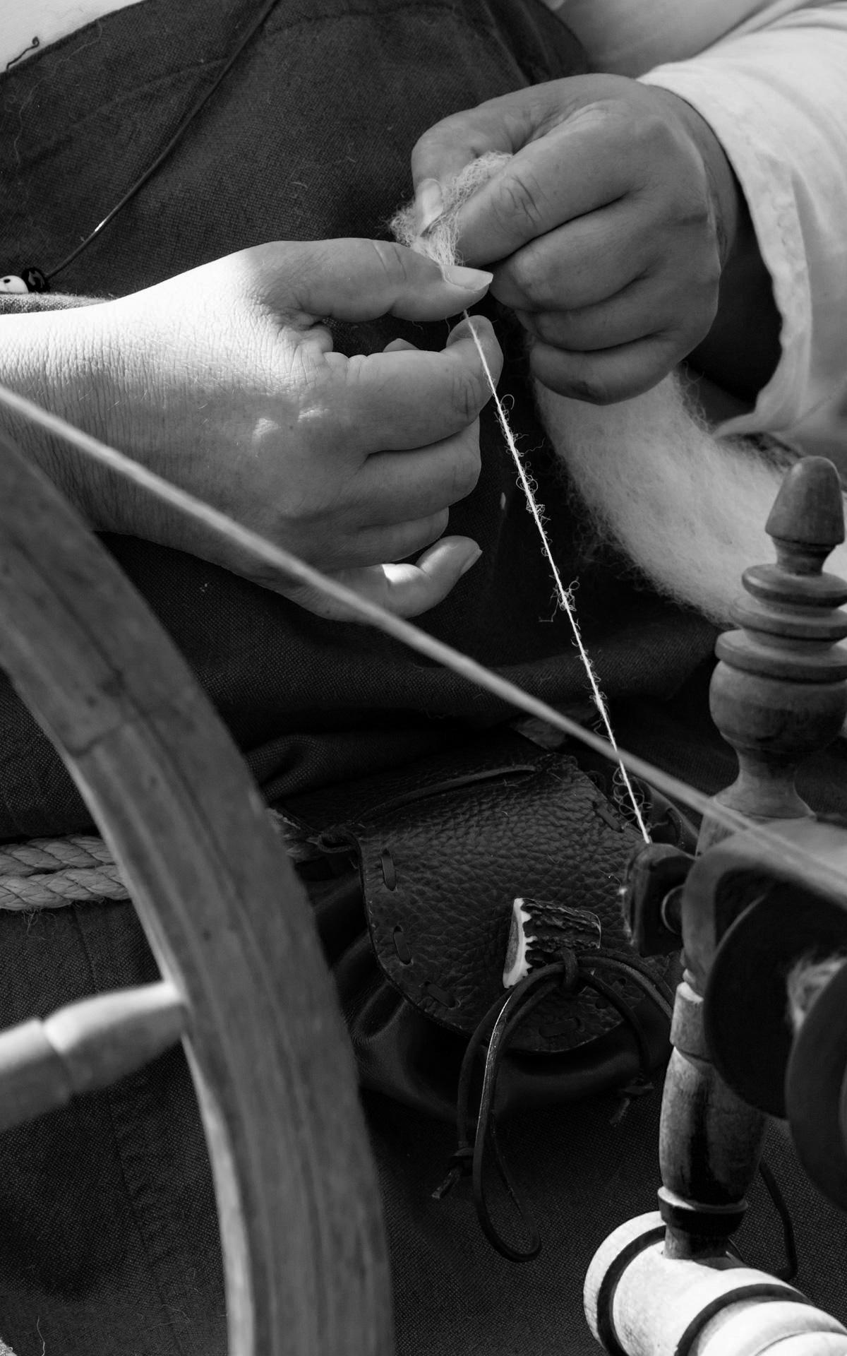 Tisserande artisanale sur un métier à tisser traditionnel en bois
