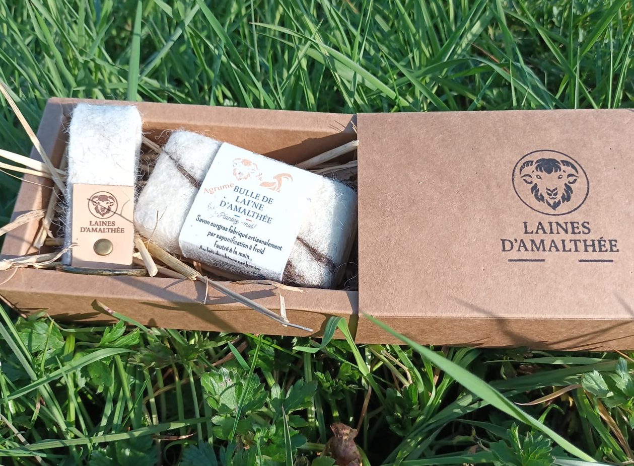 Coffret savon feutré au lait de cachemire et porte clé